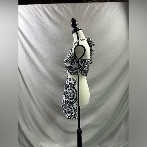 Floral Halter Crop Top And Short Set Black/White - Picture 9 of 9